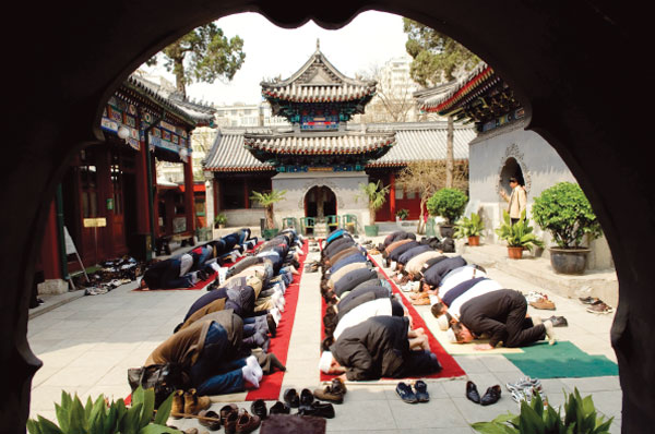 Muslims pray at the Niujie Mosque in Beijing. Closer cooperation between the mainland and Brunei will help the two economies to tap a broader Muslim market across the Silk Road region. (Adam Dean / Bloomberg)